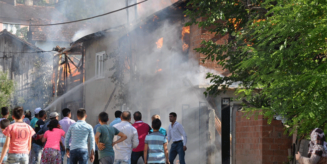 Bursa’da evler alev alev yandı