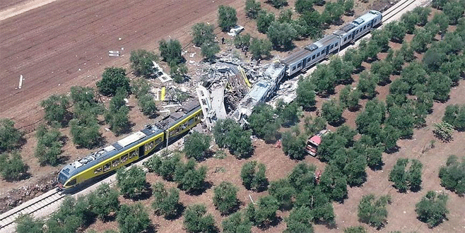 İtalya’da iki tren çarpıştı: 20 ölü