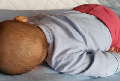 Pek çok ebeveynin kulaktan dolma bilgilerle bebeklerinin uyku pozisyonunu belirlediğini