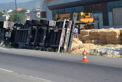 Bursa’da saman yüklü TIR devrildi