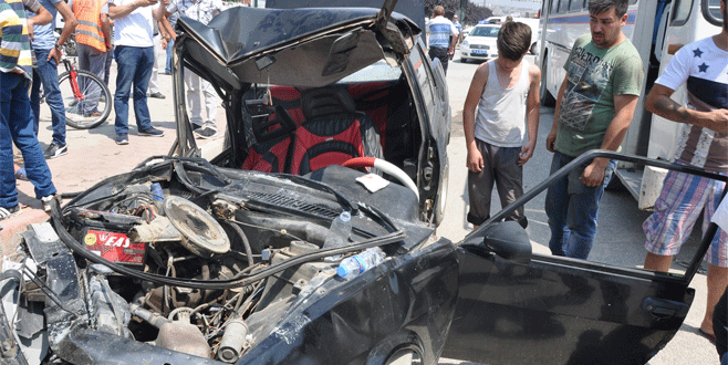 Bursa’da otobüsle çarpışan otomobil hurdaya döndü