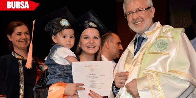 Diplomasını kızıyla aldı