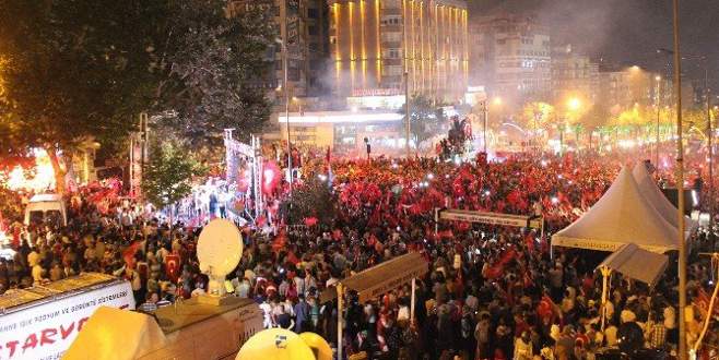 Bursa’da on binler meydanlara indi