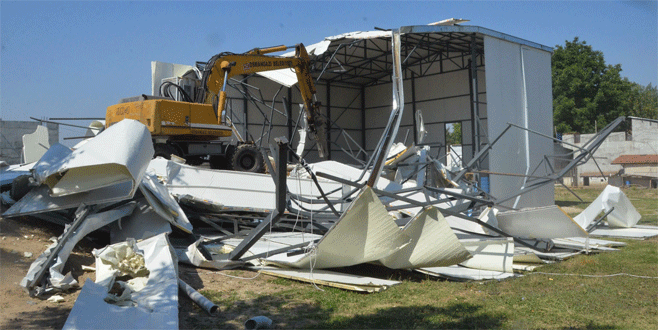 Bursa’da kaçak depo yıkıldı