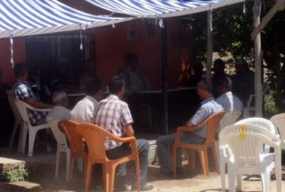 Darbeci generali alnından vuran subayın evine taziye akını