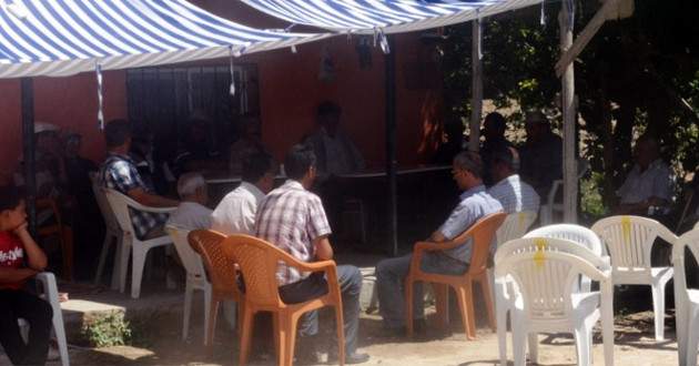 Darbeci generali alnından vuran subayın evine taziye akını