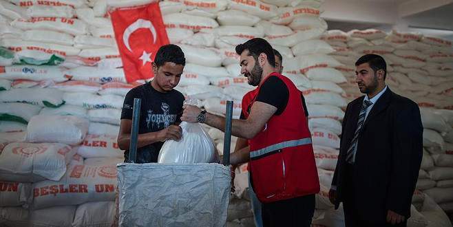 Türkiye’den Gazze’ye gönderilen insani yardımlar dağıtılıyor