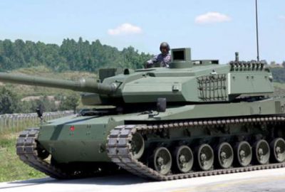 Tankların önüne arabasını çekti