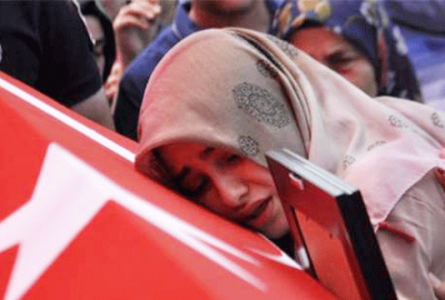 Şehidin eşi ’sarı saçlarına nasıl kıydılar’ diye ağıt yaktı