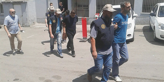 Bursa’da 4’ü polis 5 kişi tutuklandı