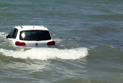 Kuşadası’nda otomobil plaja girdi: 1’i ağır 4 yaralı