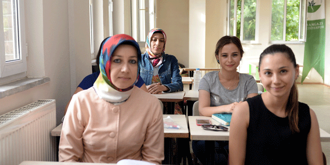 Anne-kız sınıf arkadaşı oldu