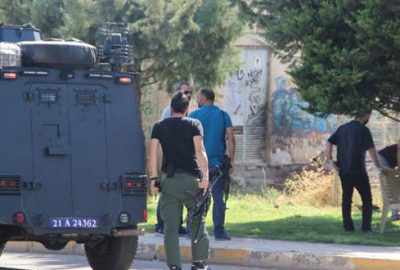 Diyarbakır’da motosikletli teröristler polise ateş açtı