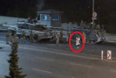 Darbecilere tek başına direnen kadın!