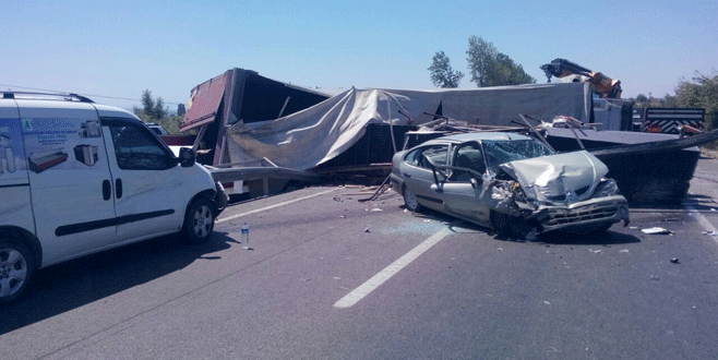 Bursa’da lastiği patlayan TIR dehşet saçtı: 7 yaralı