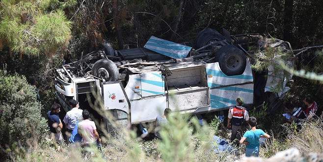 İşçileri taşıyan minibüs uçuruma uçtu