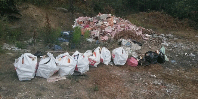 FETÖ’cü öğretmen baskından önce yüzlerce kitabı çöpe attı