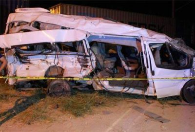 Tren işçi servisine çarptı: 5 ölü