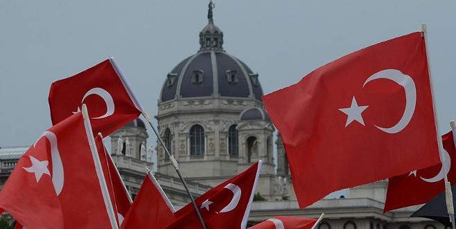 Avusturya’da darbe karşıtı Türklere bayrak yasağı