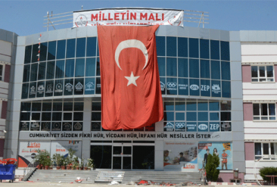 Okula ‘Milletin malı milletin hizmetinde’ afişi