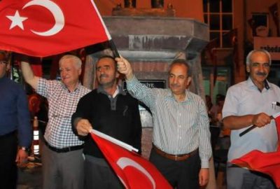 Şehit babası her akşam demokrasi nöbeti tutuyor