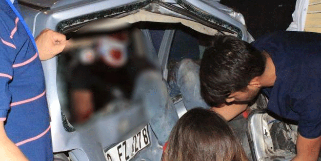 Çarptığı otomobilin bagajında sıkıştı