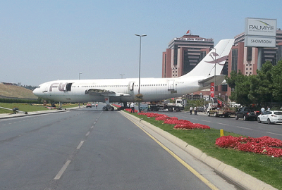 Yolda uçak gören vatandaşlar neye uğradığını şaşırdı