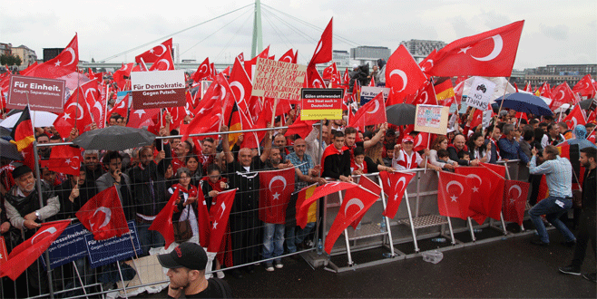 Avrupalı Türkler Köln’de demokrasi mitingi için buluştu