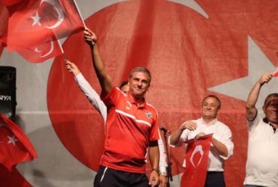 Bursasporlu futbolcular ve yöneticiler demokrasi nöbetinde