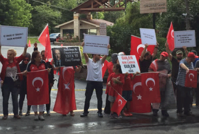 Gülen’in ABD’deki malikanesi önünde protesto!