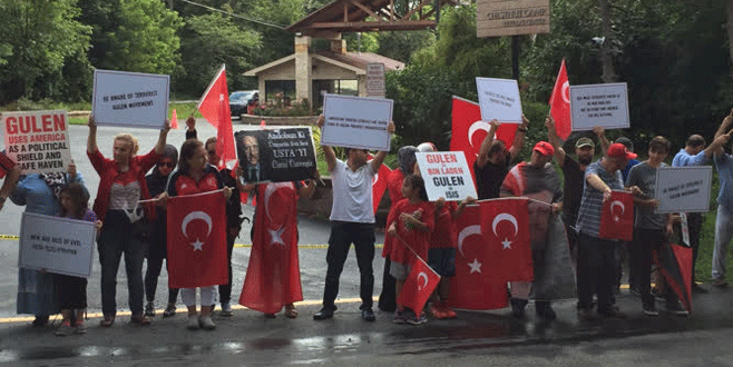 Gülen’in ABD’deki malikanesi önünde protesto!