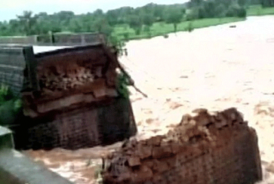 Köprü çöktü: 22 kişi kayıp