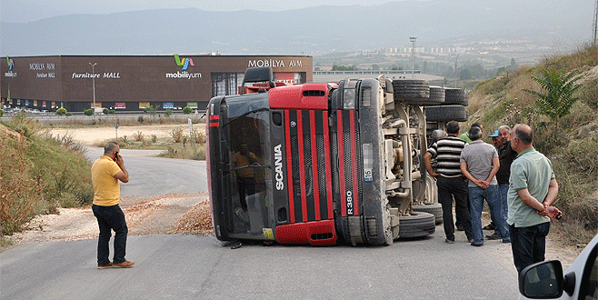 Bursa’da çakıl yüklü kamyon devrildi: 1 yaralı