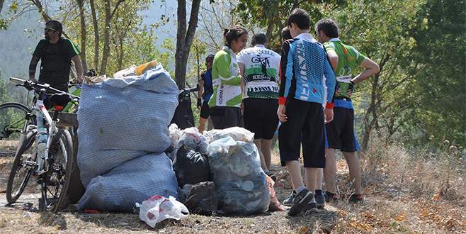 Bursalı bisikletçilerden çevre temizliği
