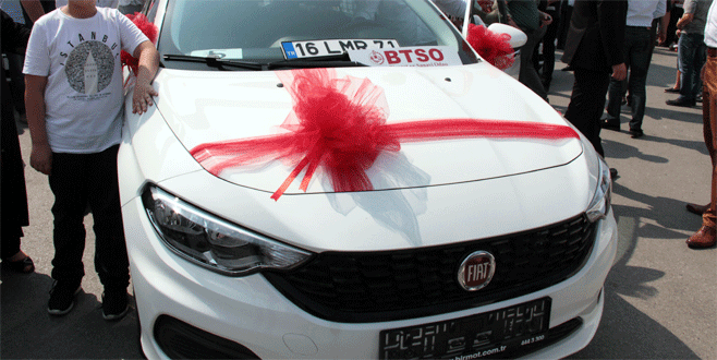 Bursa’da aracı pert oldu, 15 dakika sonra otomobil kazandı