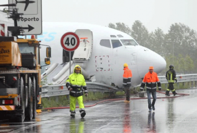 Pistten çıkan uçak çevre yoluna girdi