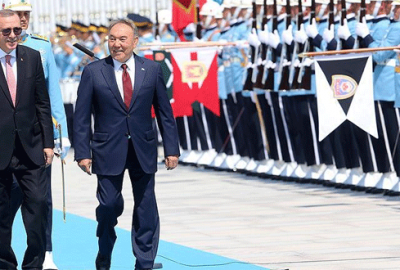 Nazarbayev resmi törenle karşılandı