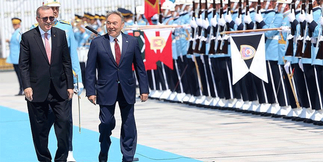 Nazarbayev resmi törenle karşılandı