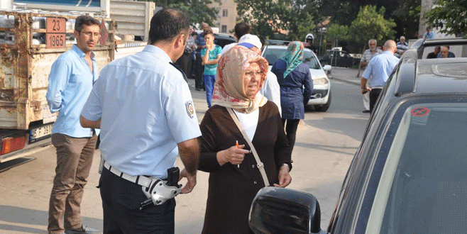 Kaza yaptılar sonra kadın sürücüye saldırmak istediler