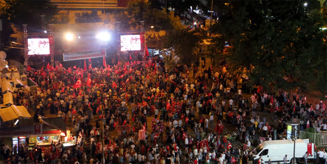 Bursalıların ‘demokrasi nöbeti’ devam ediyor