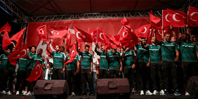 Bursasporlu futbolcular ve yöneticiler ‘demokrasi nöbeti’nde