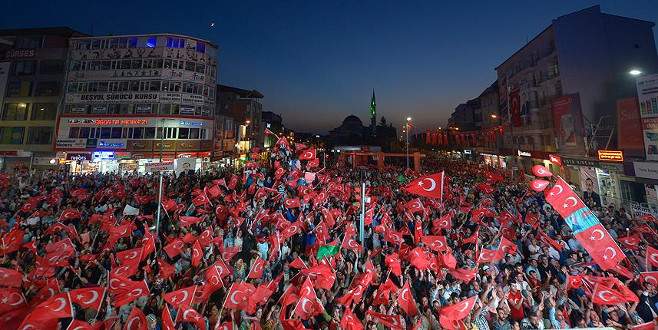 Van’da 150 bin Türk bayrağıyla ‘tarihe not düşüldü’