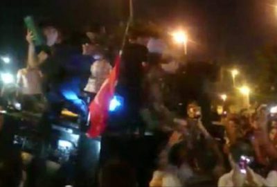 Polis Kur’an-ı Kerim’i öpünce vatandaş ikna oldu