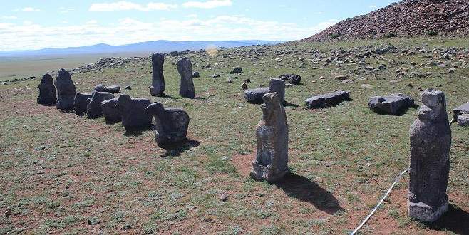 Moğolistan’da arkeolojik kazılarda eski Türklerin taş heykelleri bulundu