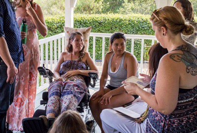 ABD'li sanatçı Betsy Davis, intihar etmeden önce 30 yakın arkadaşı