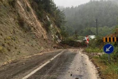 Yolcu otobüsü 45 yolcusuyla selde mahsur kaldı