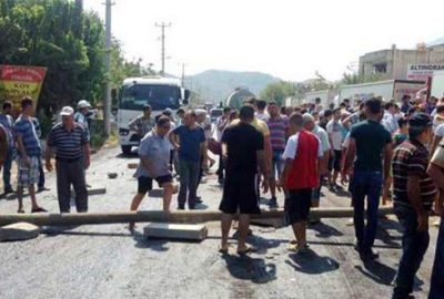 Yolu kapatıp sopalarla araçlara saldırdılar