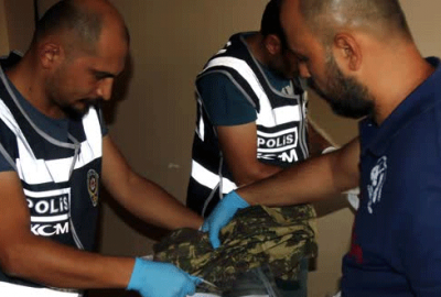 FETÖ’nün öğrenci evinden asker kıyafeti ve bot çıktı