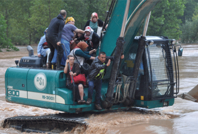Sel sularında mahsur kalan yolcular kurtarıldı