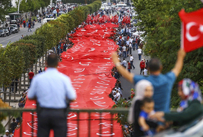 Vatandaşlar dev Türk bayrağıyla AK Parti Genel Merkezi’ne yürüdü